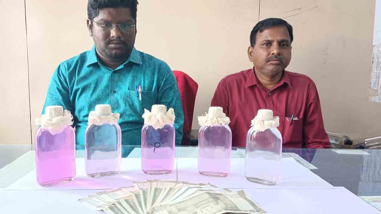 ఏసీబీకి చిక్కిన విద్యుత్ అధికారులు