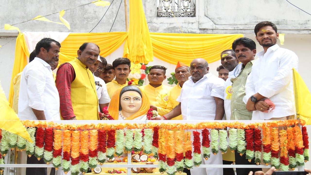 అహల్యాదేవి ధైర్యం స్త్రీ జాతికి ఆదర్శం