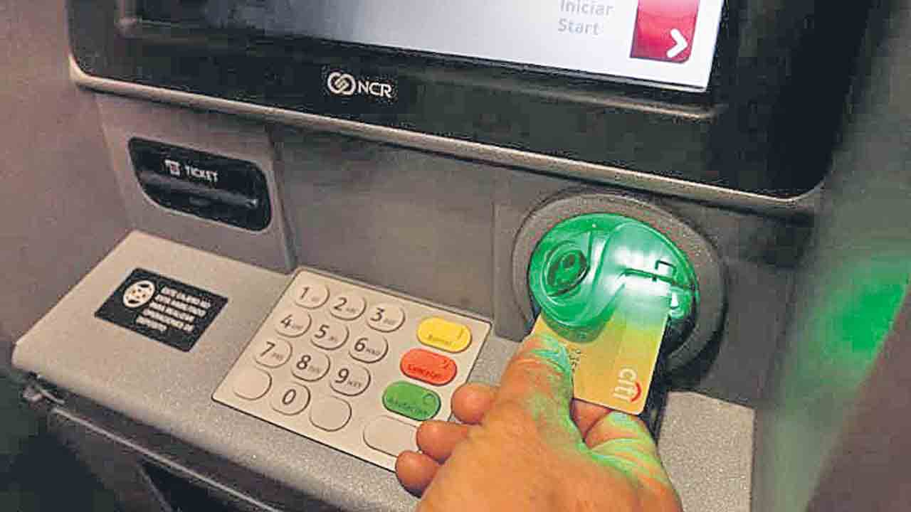 బ్యాంకు ఖాతాదారులకు అలర్ట్‌.. ఏటీఎంల్లో ఈ ట్రాన్సాక్షన్స్‌పై చార్జీల మోతే!