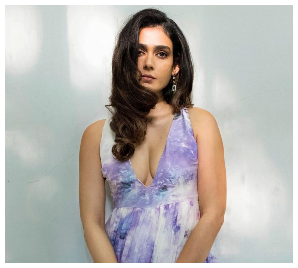 Aakanksha Singh | స్లీవ్ లెస్ అందాలతో అద‌ర‌గొడుతున్న ఆకాంక్ష సింగ్..