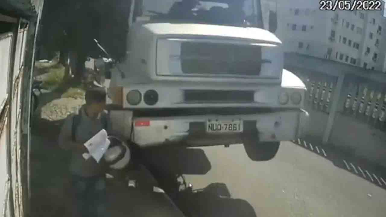 Accident | జస్ట్ మిస్.. గాల్లోకి లేచి దూసుకొచ్చిన ట్రక్కు.. త్రుటిలో తప్పించుకున్న యువకుడు!