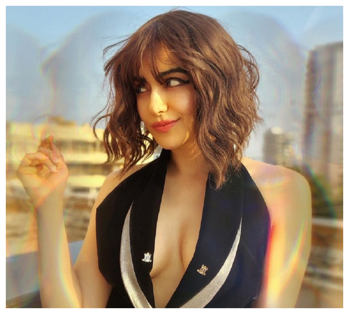 Adah Sharma | బ్లాక్ క‌ల‌ర్ డ్రెస్‌లో అదా శర్మ అందాల విందు..