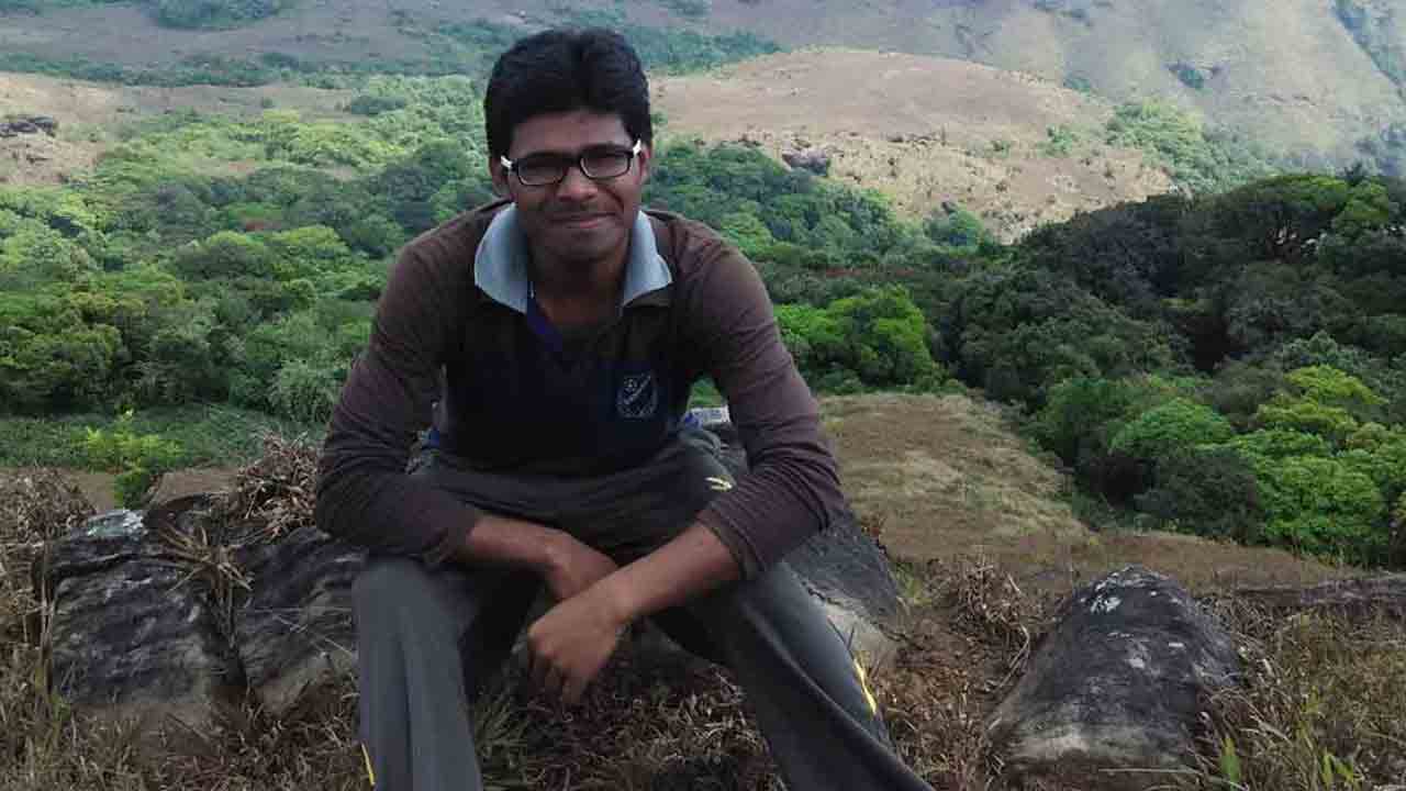 సివిల్స్‌లో మెరిసిన సింగ‌రేణి స్వీప‌ర్ కుమారుడు