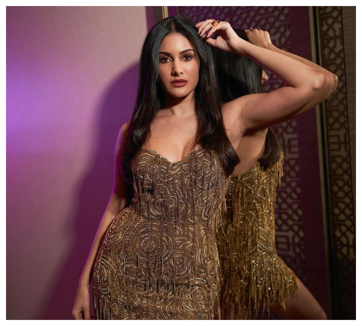 Amyra Dastur | మినీ స్క‌ర్ట్‌లో అమైరా ద‌స్తూర్ అందాల విందు..