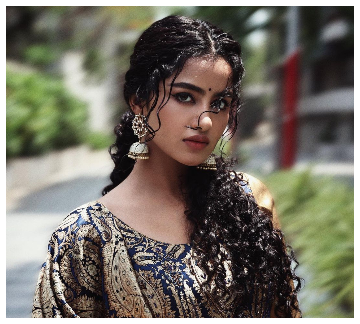 Anupama Parameswaran | స్టైలిష్ లుక్స్‌తో హార్ట్ బ్రేక్ చేస్తున్న అనుపమ పరమేశ్వరన్..