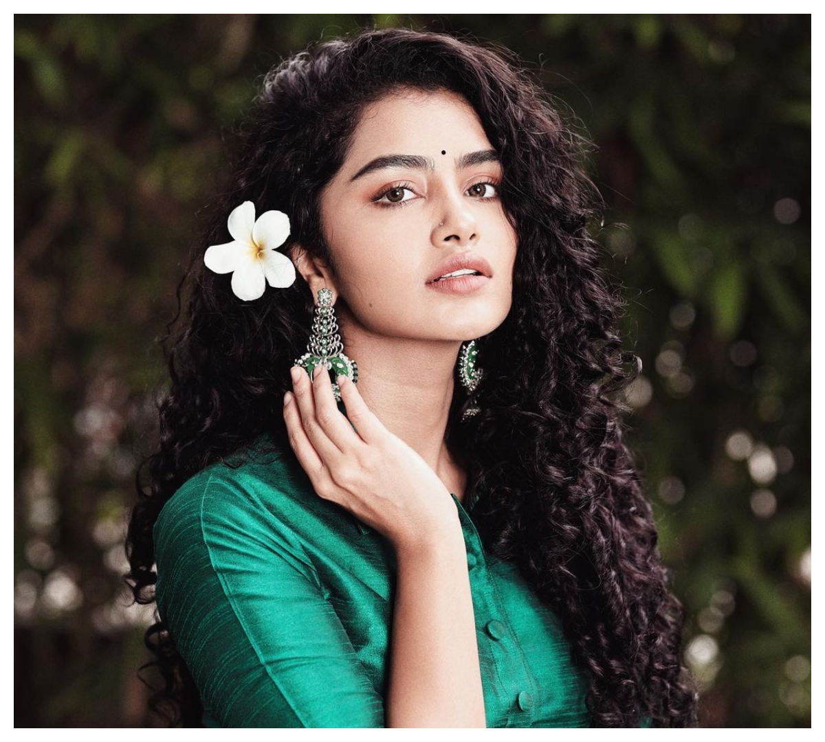 Anupama Parameswaran | మందార పువ్వులా మెరిసిపోతున్న అనుపమ పరమేశ్వరన్..