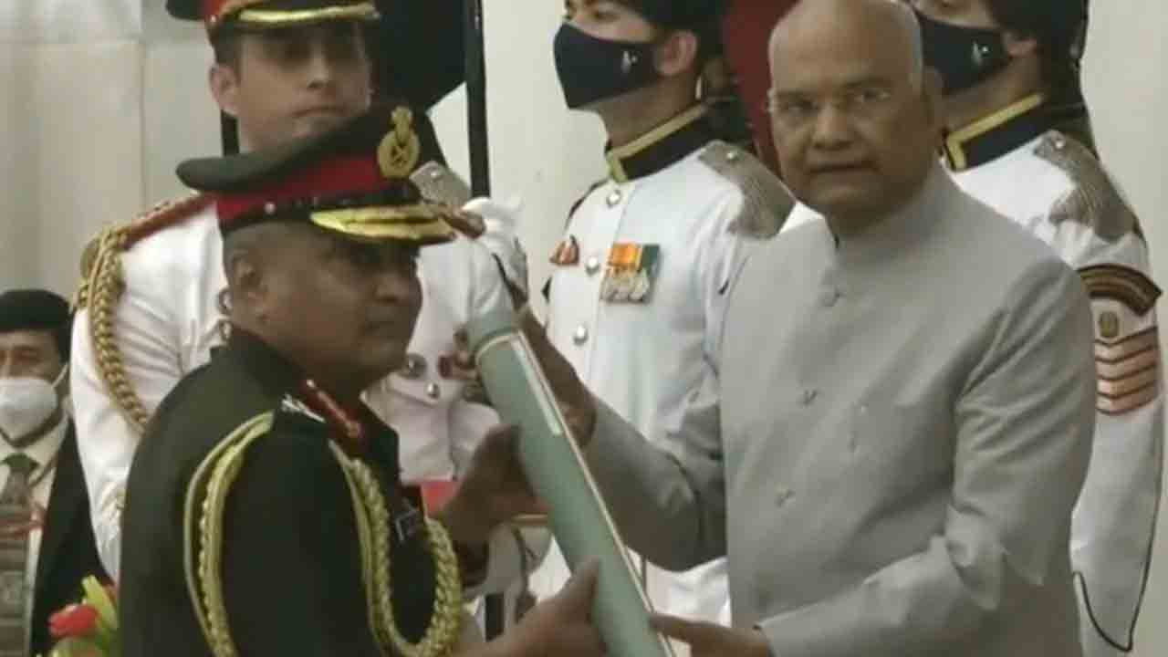 భారత ఆర్మీ చీఫ్‌ జనరల్‌ మనోజ్‌పాండేకు విశిష్ట సేవా పతకం