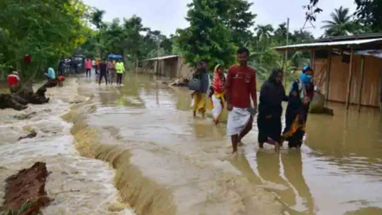 అసోంలో భారీ వ‌ర‌ద‌లు.. నిరాశ్ర‌యులైన 2 ల‌క్ష‌ల మంది