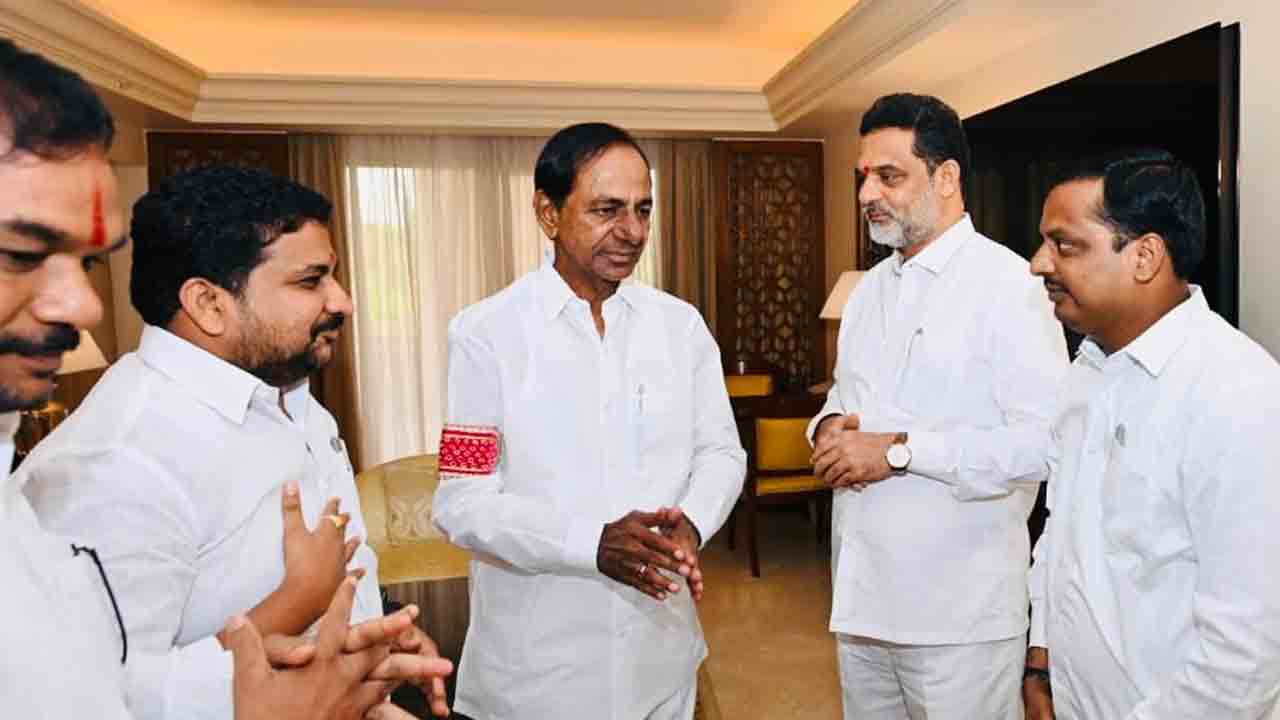 బెంగళూరులో సీఎం కేసీఆర్‌ను కలిసిన బీసీ కమిషన్‌ చైర్మన్‌