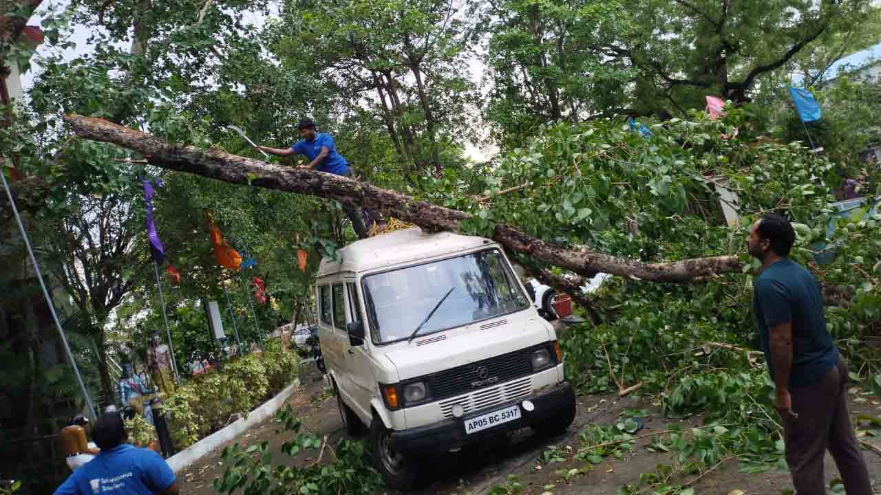 భద్రాచలంలో బీభత్సం సృష్టించిన గాలివాన