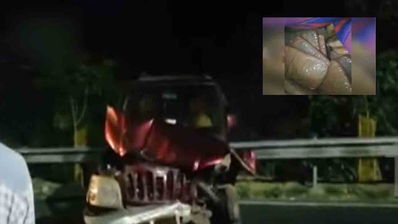 భద్రాచలం బ్రిడ్జి వద్ద బోల్తా పడ్డ కారు.. భారీగా బయటపడిన గంజాయి