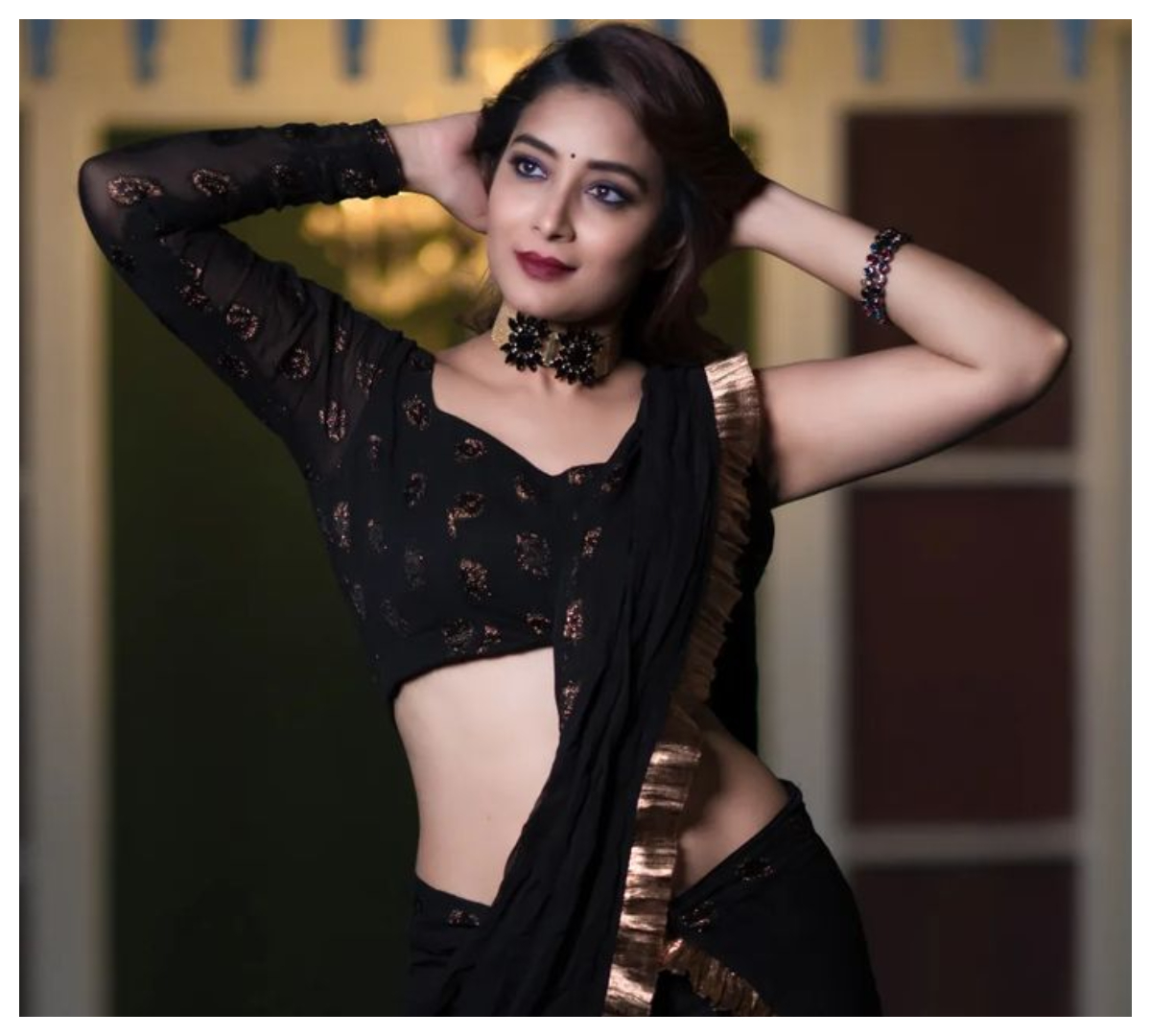 Bhanu Shree | బ్లాక్ క‌ల‌ర్ శారీలో భానుశ్రీ సొగ‌సులు..