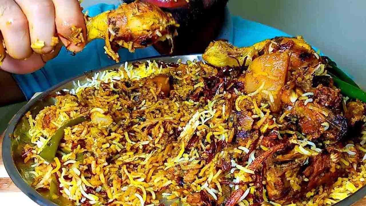 ఈద్ పార్టీకి అటెండై.. బిర్యానీతో పాటు నెక్లెస్‌ను మింగేశాడు..