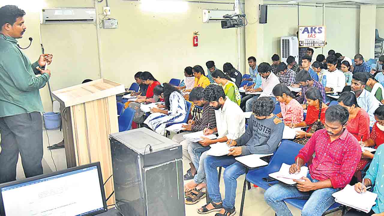 పుస్తకంతో దోస్తీ.. కొలువు కోసం కుస్తీ