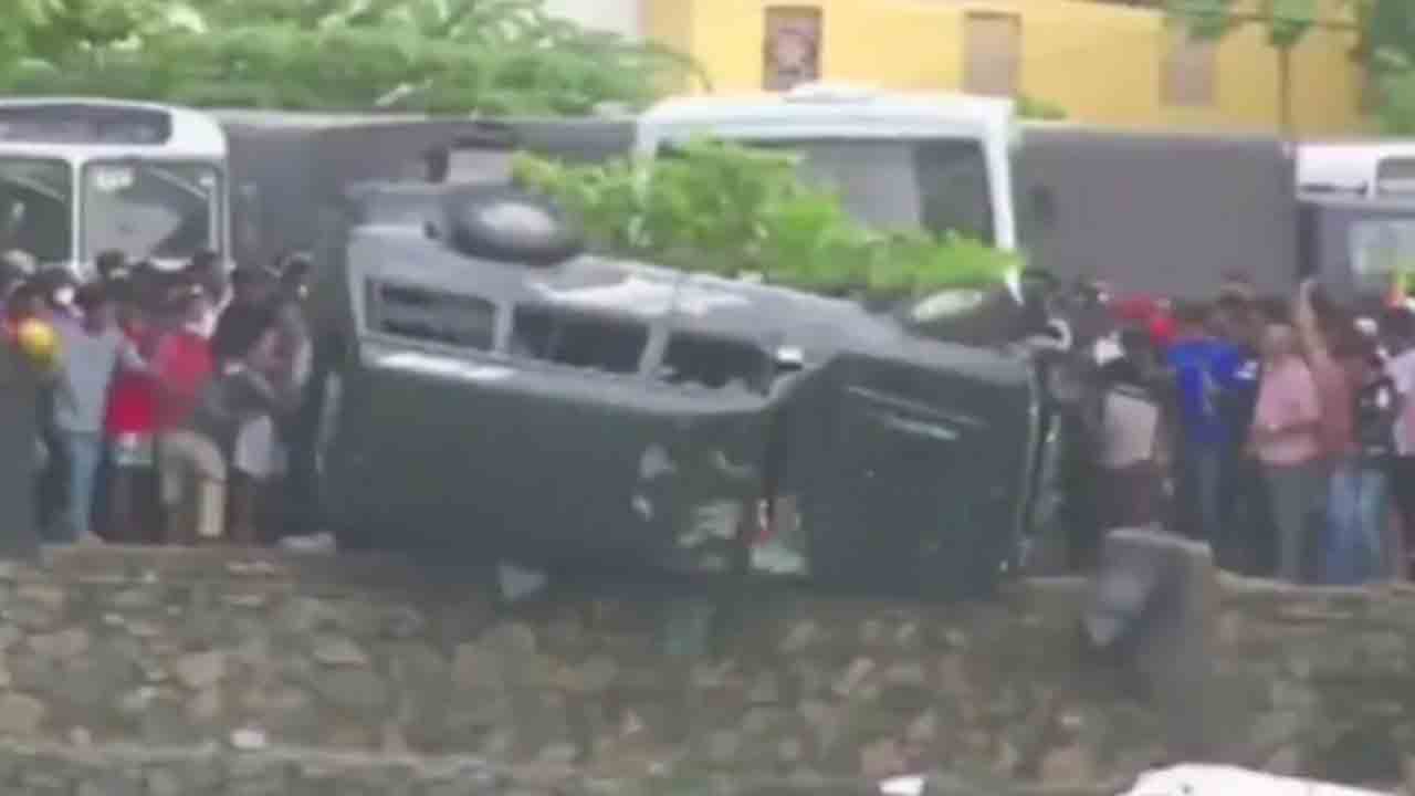 Watch: శ్రీలంకలో కొనసాగుతున్న నిరసనలు… మాజీ మంత్రి కారు సరస్సులోకి తోసివేత