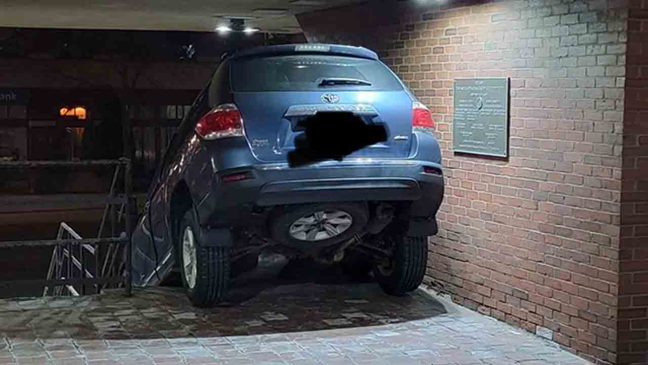 పోలీసు స్టేష‌న్ మెట్ల‌పైకి దూసుకెళ్లిన కారు.. జీపీఎస్‌ను ఫాలో అయ్యాన‌న్న మ‌హిళ