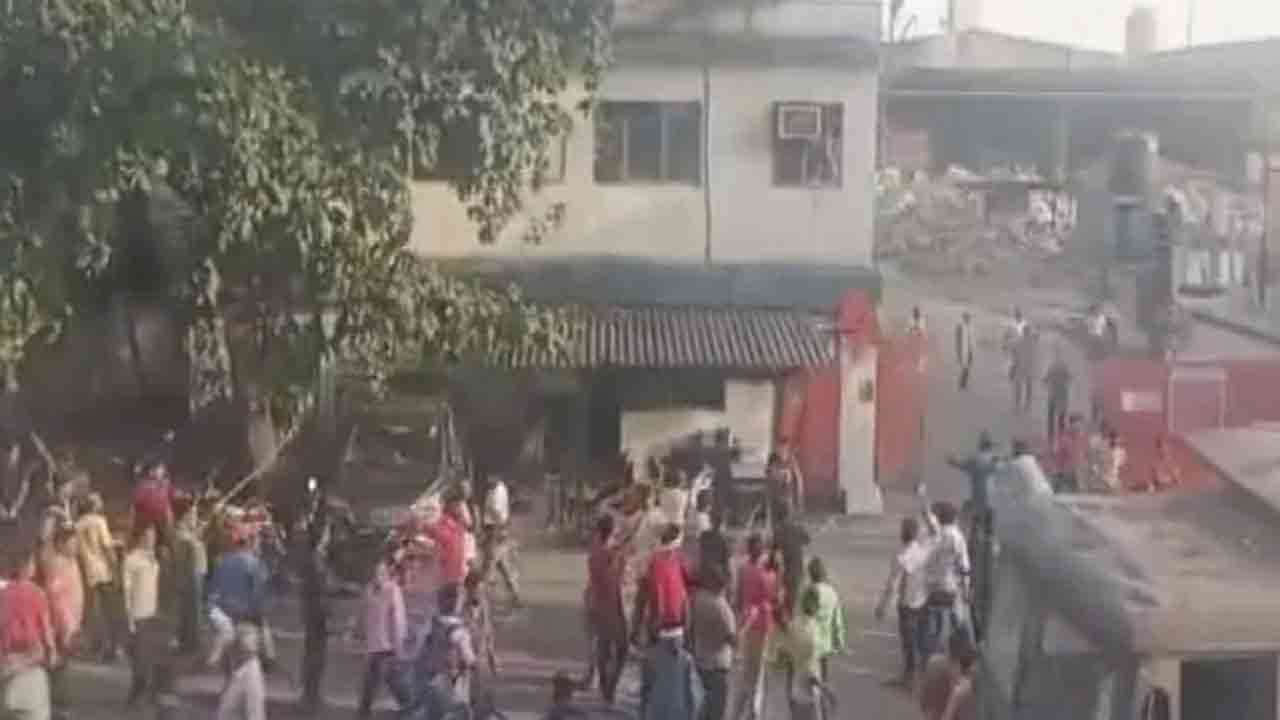 స్టీల్‌ ప్లాంట్‌లో ఘర్షణ… 19 మంది పోలీసులకు గాయాలు