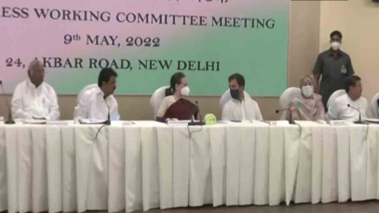 పార్టీ వేదికలపై ఆత్మవిమర్శ అవసరమే… సీడబ్ల్యూసీ సమావేశంలో సోనియా