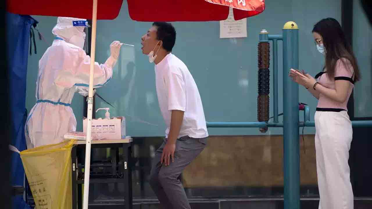 కరోనాకు అడ్డుకట్ట వేసేందుకు బీజింగ్‌లో సెమీ లాక్‌డౌన్‌..!