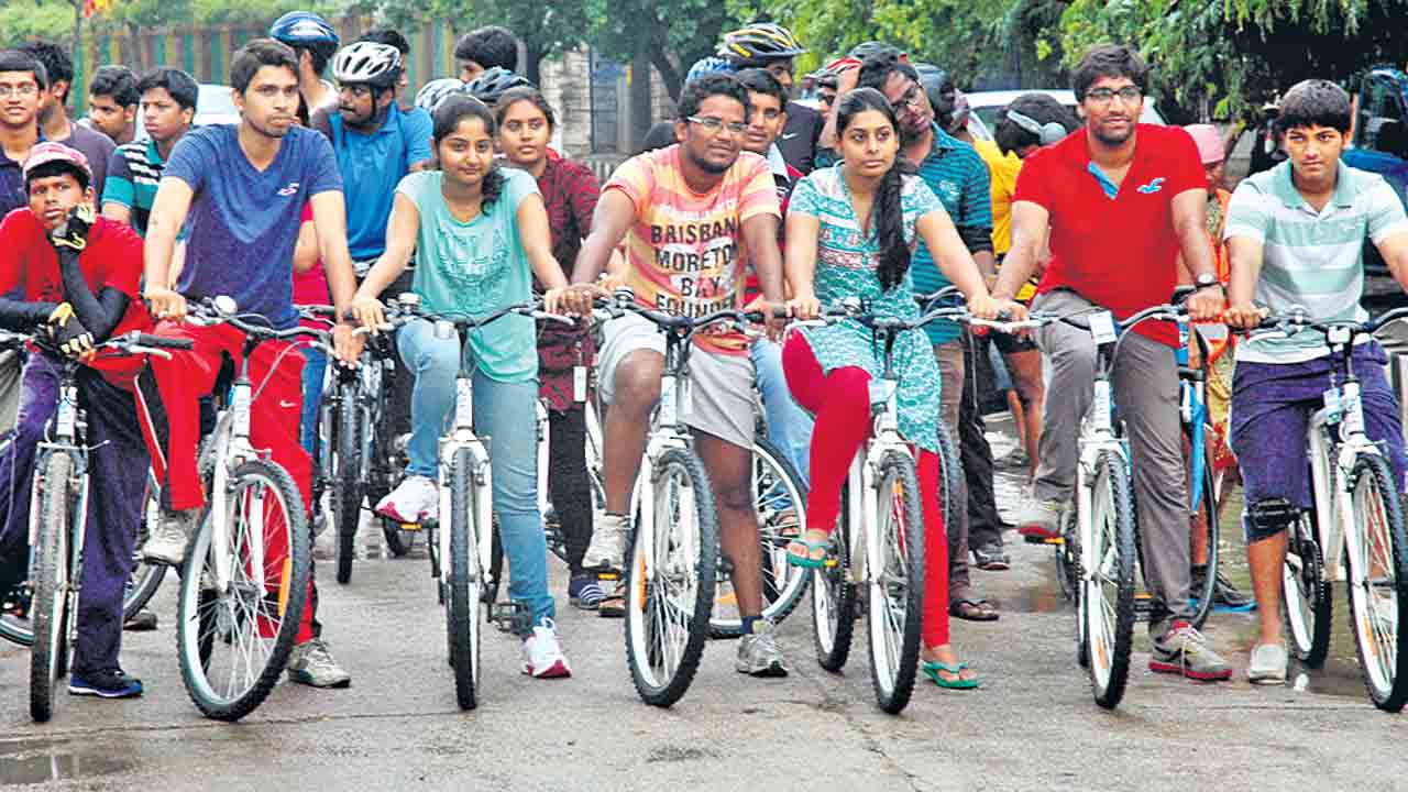 కాలుష్య కట్టడికి.. సైకిల్‌పై సవారీ