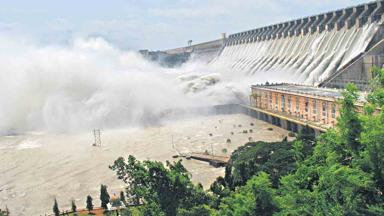 సభ్యుడు కాకున్నా సర్వాధికారం