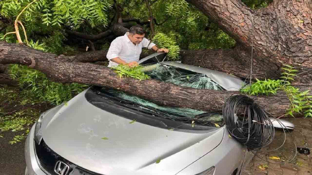 దేశ రాజధానిలో ఈదురుగాలులతో భారీ వర్షం