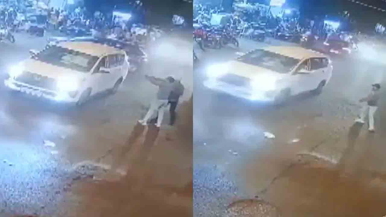 ఢిల్లీలో కారుపై కాల్పులకు తెగబడ్డ దుండగులు..