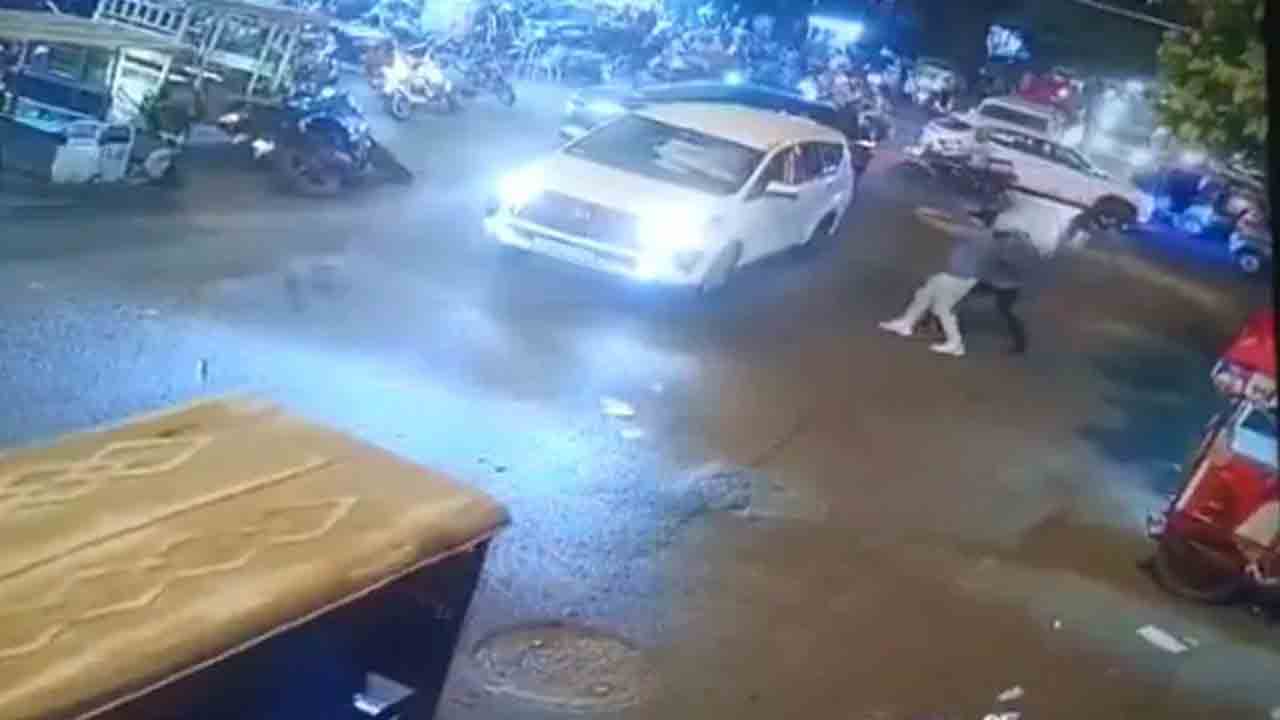 ఢిల్లీలో 10 రౌండ్ల కాల్పులు.. ఇద్ద‌రు అరెస్ట్.. వీడియో