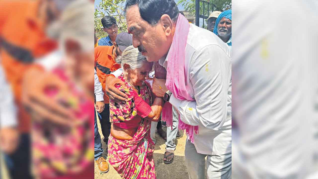 అవ్వకు ఆత్మీయ పలకరింపు