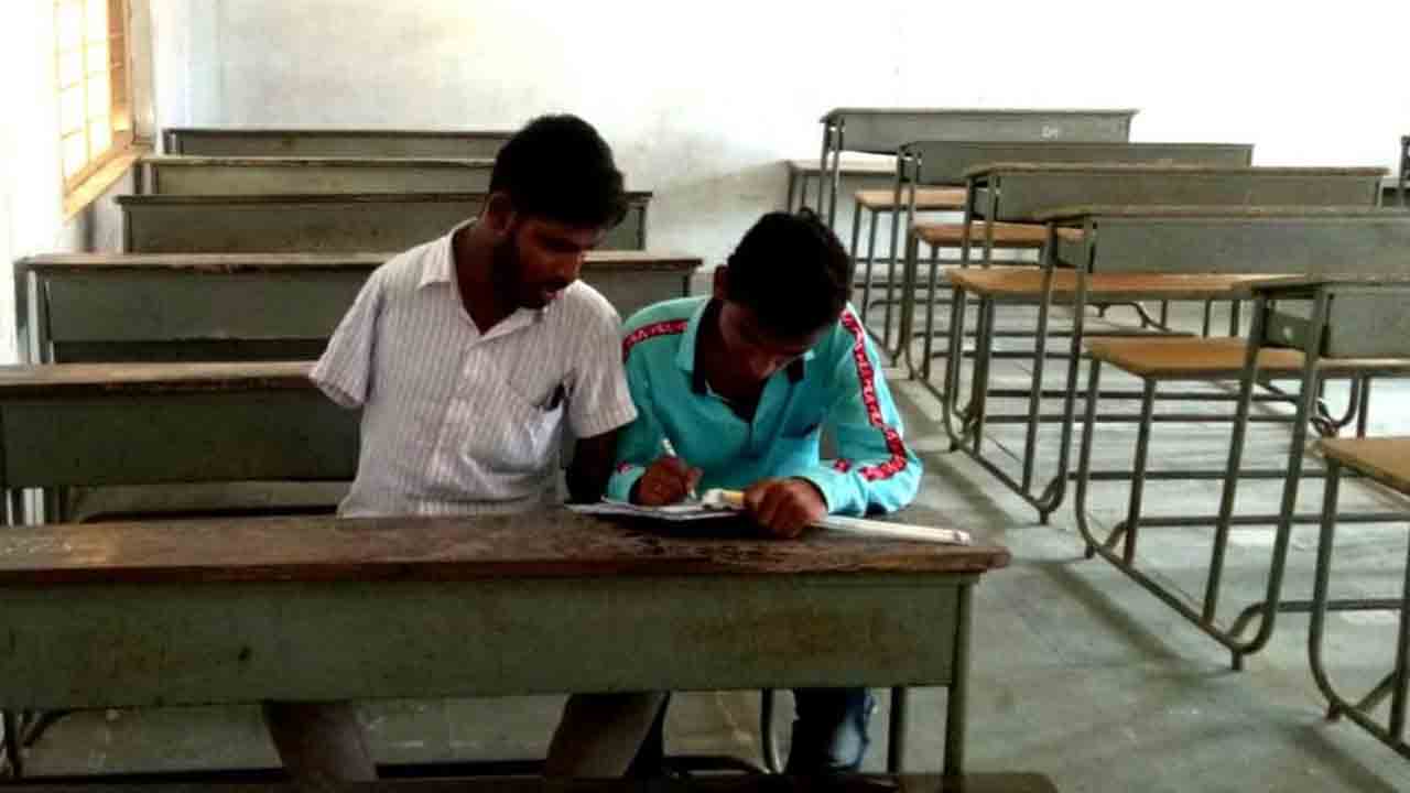 మరొకరి సాయంతో పరీక్ష రాసిన దివ్యాంగుడు