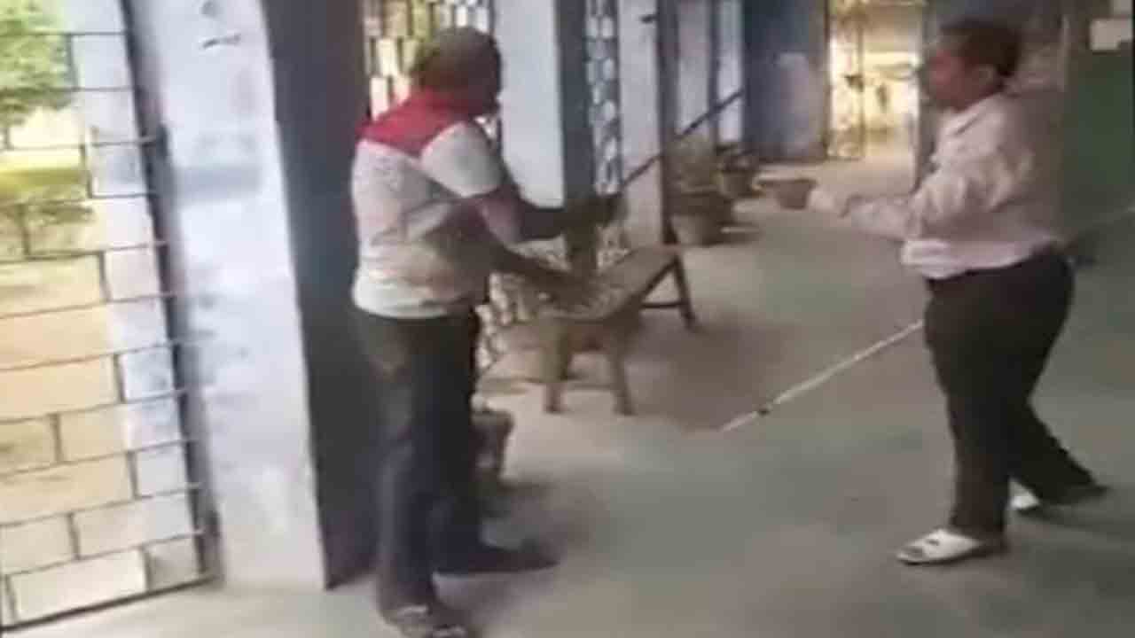 కర్రలతో కొట్టుకున్న స్కూల్‌ ప్రిన్సిపాల్‌, ప్యూన్‌… ఎక్కడంటే?