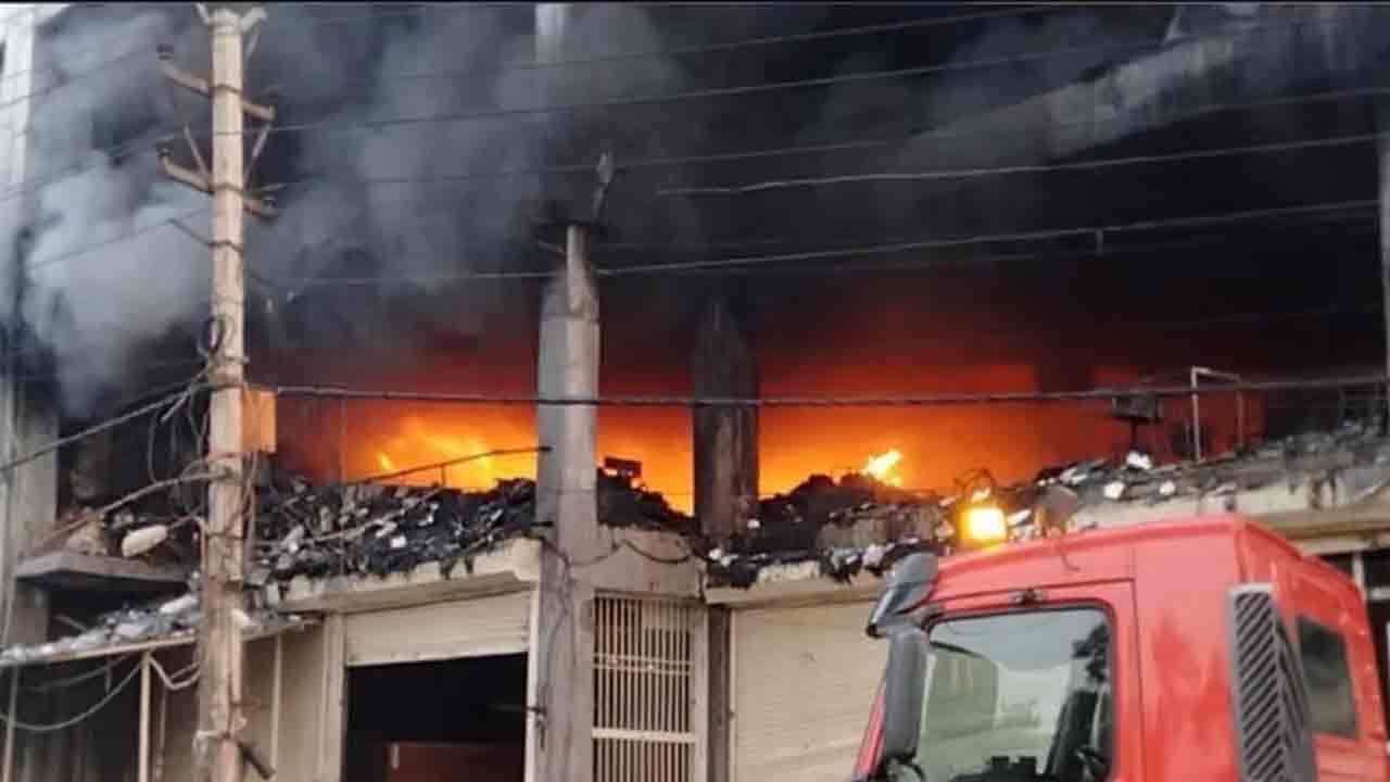 పశ్చిమ ఢిల్లీలో భారీ అగ్ని ప్రమాదం.. మంటల్లో చిక్కుకొని మహిళ మృతి