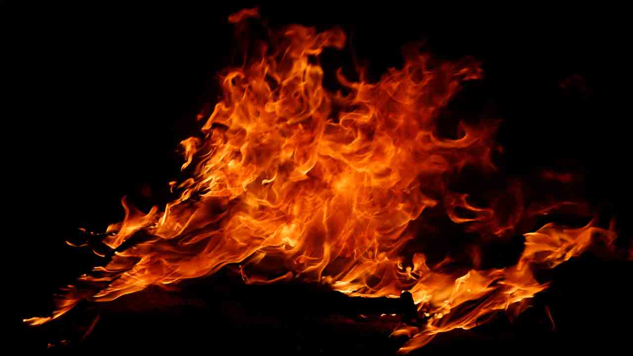 నిజాంపేట్‌లో దారుణం.. మంత్రాల నెపంతో వ్యక్తికి నిప్పంటించిన దుండగులు