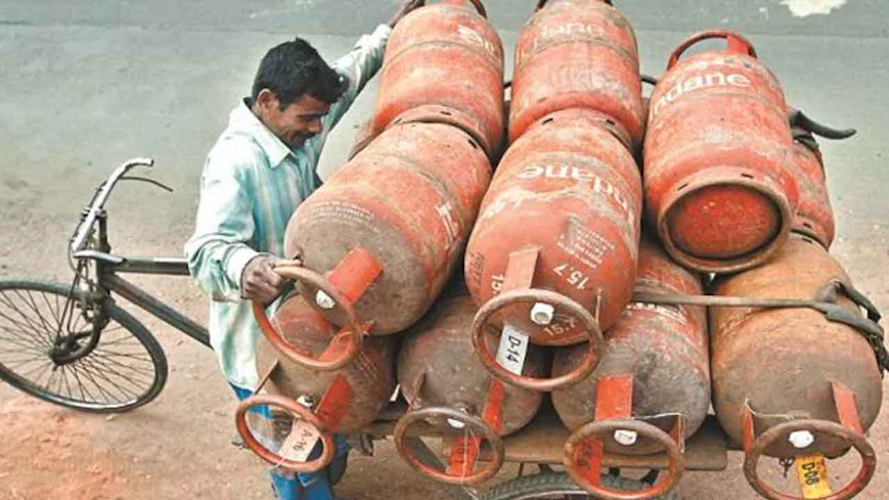 Domestic LPG cylinder Price Hike | ఏడాదిలో గ్యాస్ బండ ధ‌ర ఎంత పెరిగిందంటే.. !