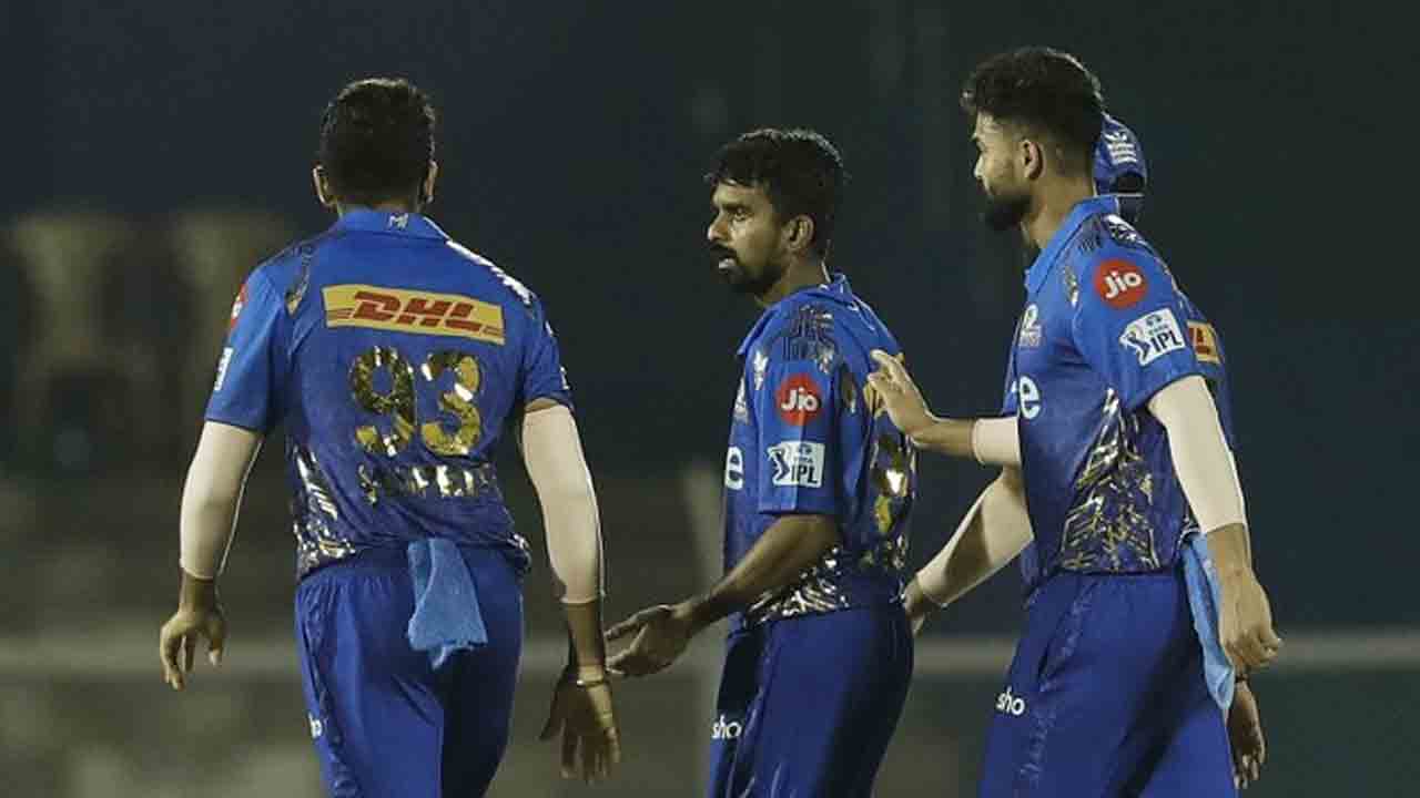 GT vs MI | ఒకే ఓవర్లో రెండు వికెట్లు కోల్పోయిన గుజరాత్.. ఓపెనర్లిద్దరూ అవుట్