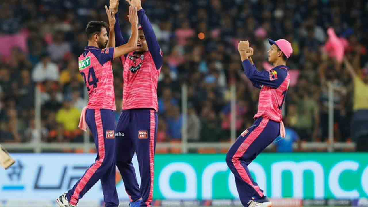 GT vs RR | తొలి వికెట్ కోల్పోయిన గుజరాత్.. సాహా క్లీన్ బౌల్డ్