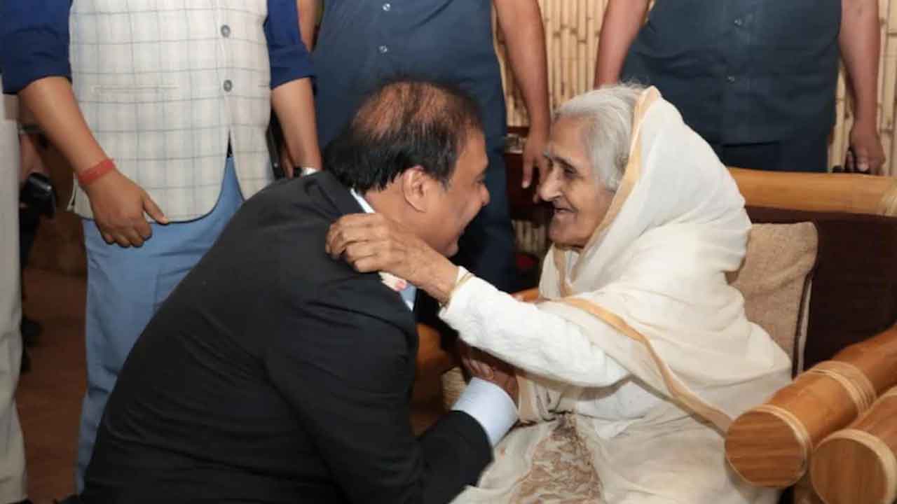 Assam CM kneels 90-year-woman | వృద్ధురాలి ముందు మోక‌రిల్లి.. ఓపిగ్గా బాధ‌లు విన్న హిమంత‌బిశ్వ‌శ‌ర్మ‌