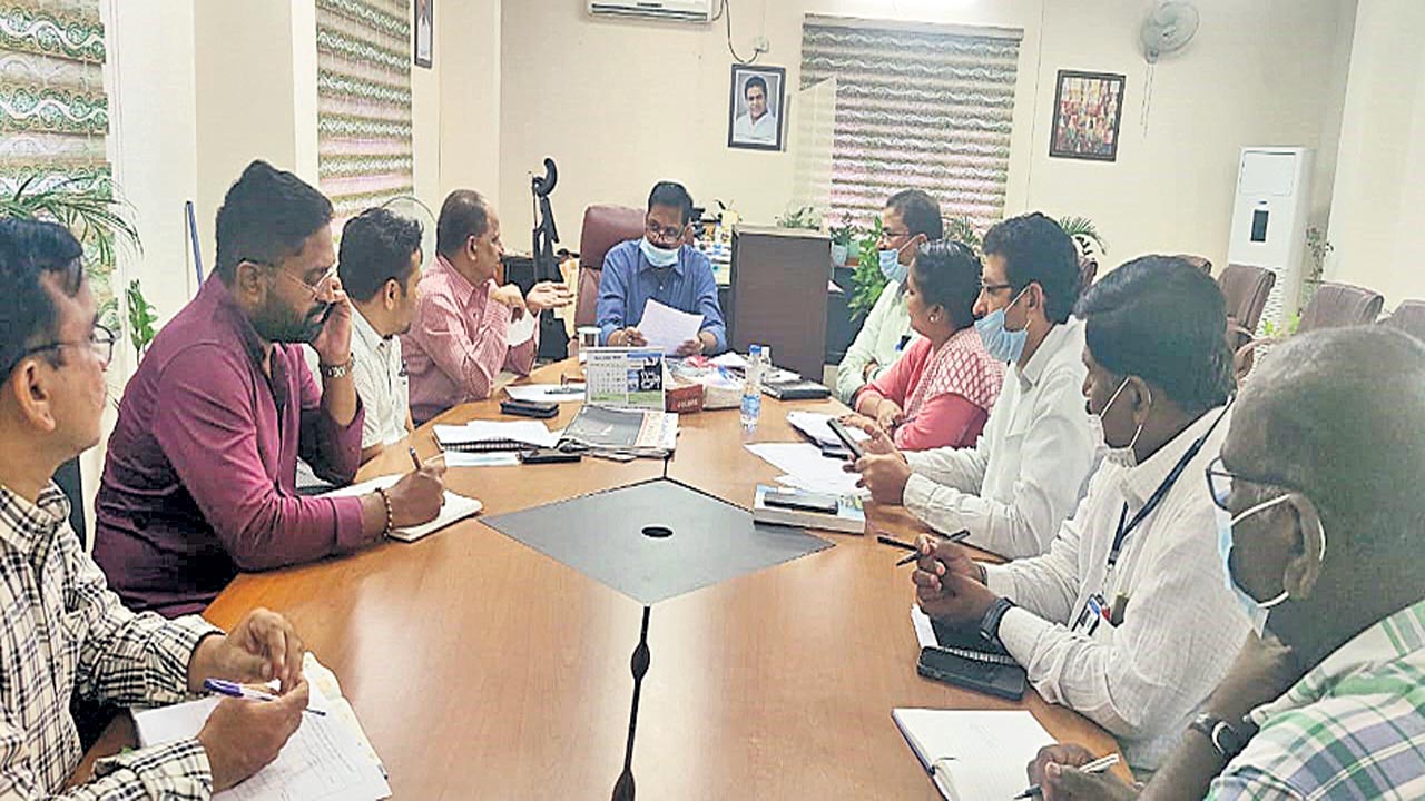 కోర్టు కేసులపై కౌంటర్లు దాఖలు చేయాలి