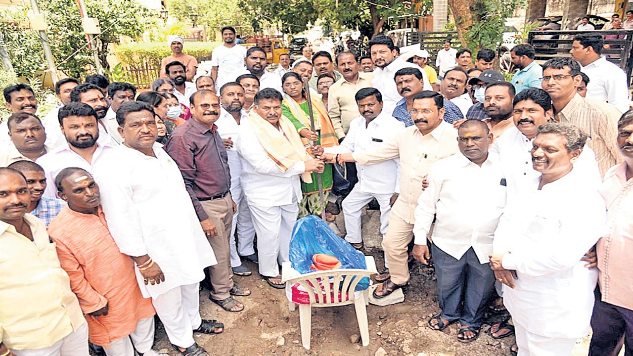 డ్రైనేజీ నిర్మాణ పనులను త్వరగా పూర్తి చేయాలి