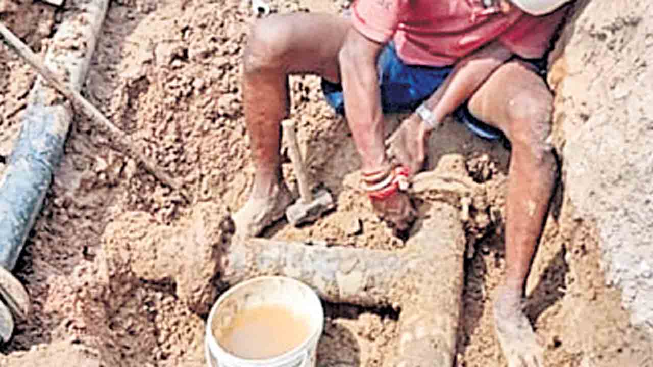 చీర్యాల్లో వాటర్ పైప్లైన్కు మరమ్మతులు