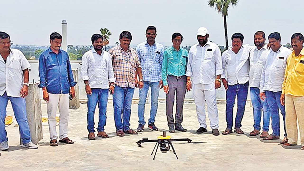 డ్రోన్‌ కెమెరాలతో ఖాళీ స్థలాలు.. ఇంటి సర్వేలు