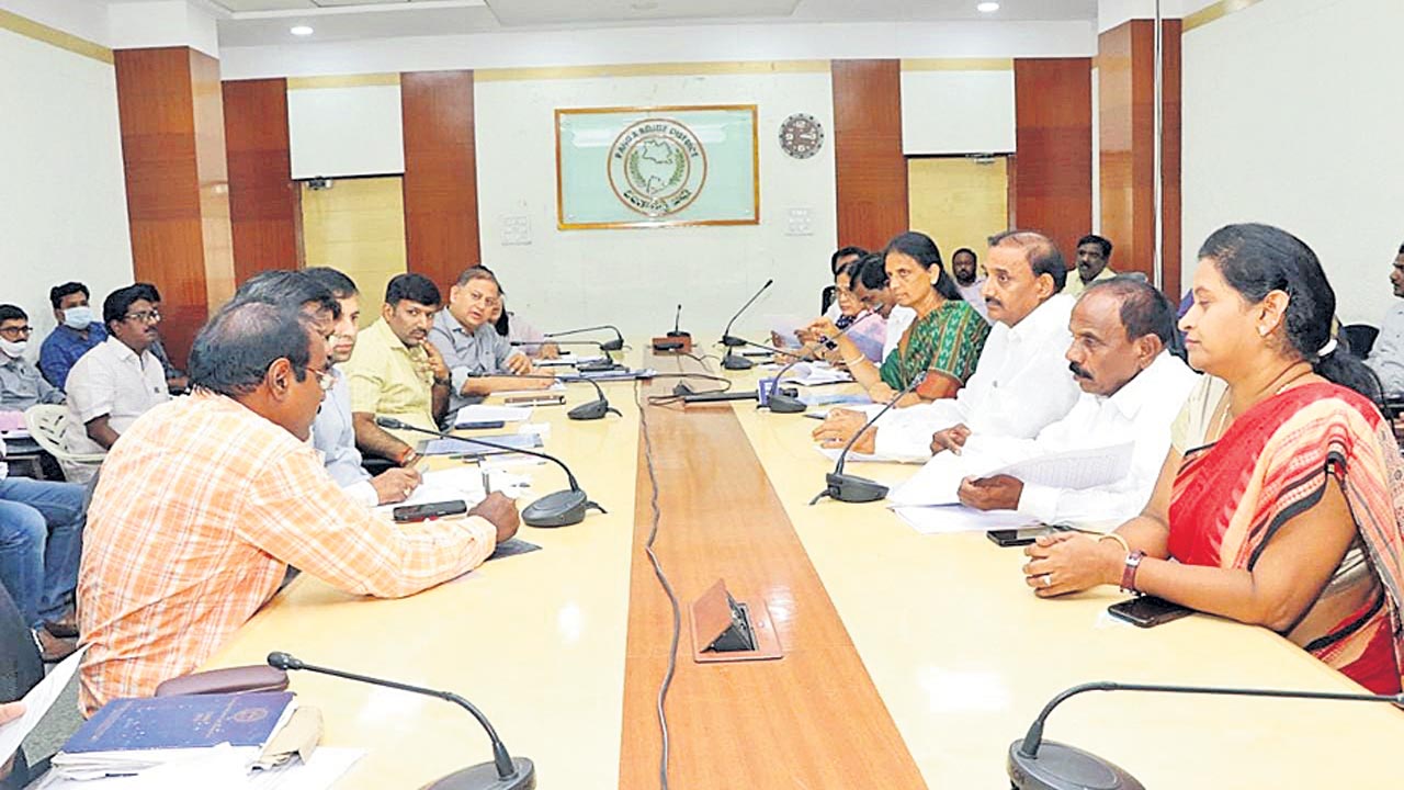 పాఠశాలల పురోగతికి నిధులు కేటాయించాలి