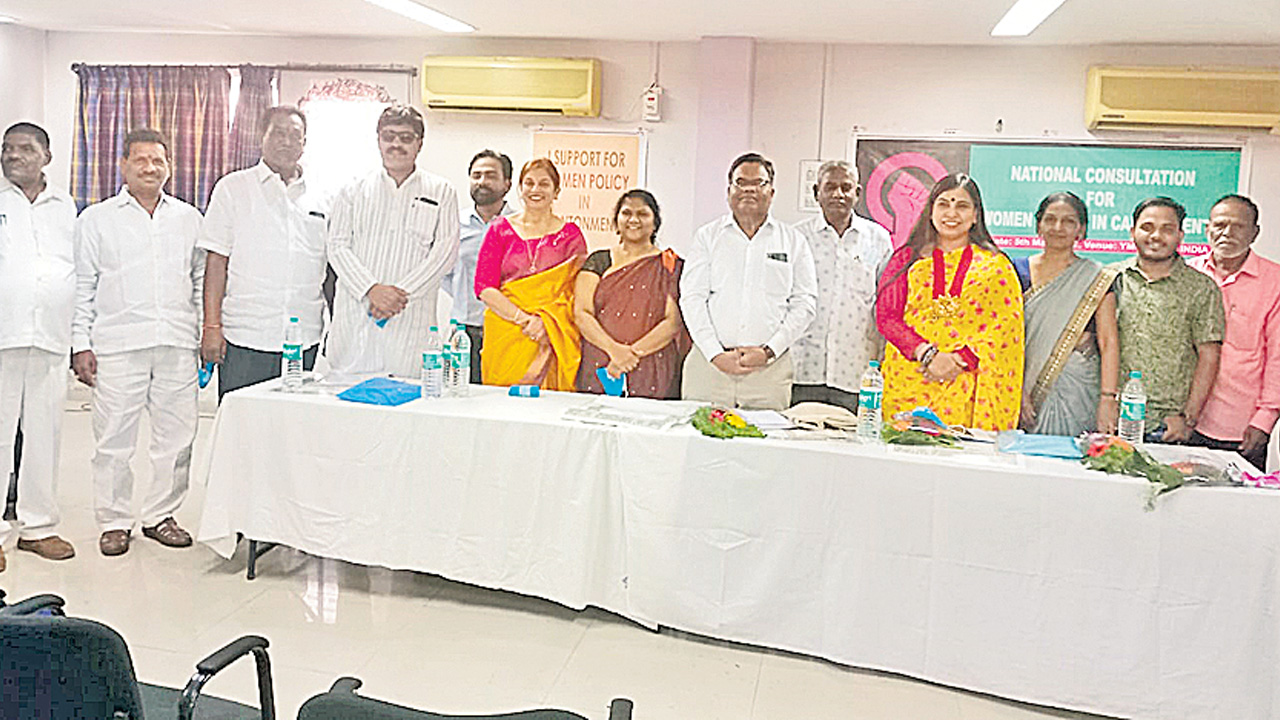 కంటోన్మెంట్‌లను మున్సిపాలిటీలో విలీనం చేయాలి