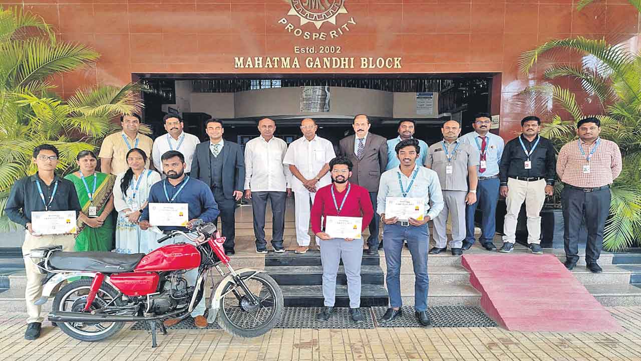 పెట్రోల్‌ అయిపోయినా.. బ్యాటరీతో ముందుకు..