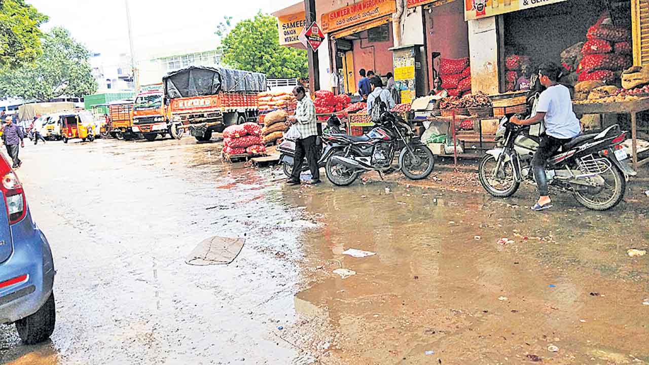 మార్కెట్‌లో పడకేసిన పారిశుధ్యం