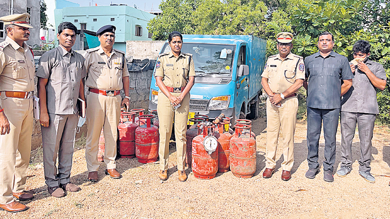 సిలిండర్‌లో నీళ్లు నింపి..