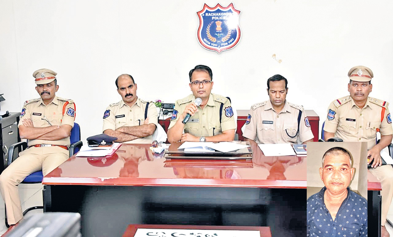 సుత్తెతో కొట్టి.. స్క్రూ డ్రైవర్‌తో పొడిచి..