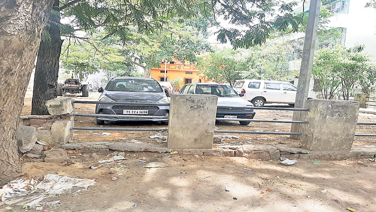 పార్కింగ్‌లకు అడ్డాగా హుడాకాలనీ పార్కు