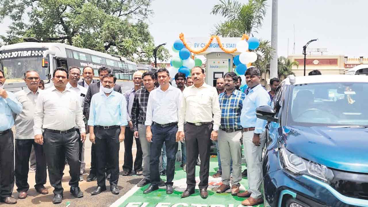 నాంపల్లి రైల్వే స్టేషన్‌లో.. ఎలక్ట్రిక్‌ రీచార్జ్‌ సెంటర్‌