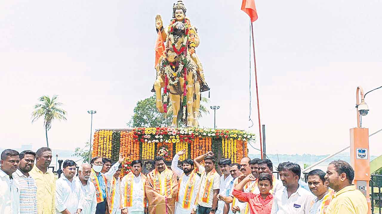 సమ సమాజ స్థాపనకు బసవేశ్వరుడి బాటలు
